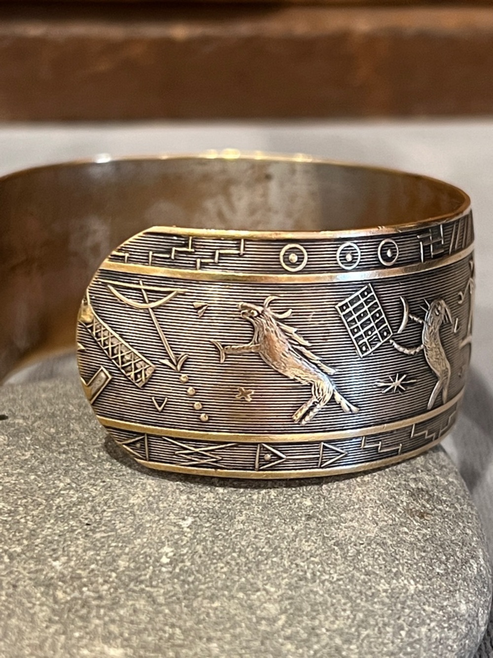 Vintage Native American Storyteller cuff Bracelet - Picture 7 of 9